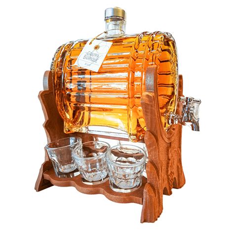 Bottiglia di grappa artigianale con bicchierini