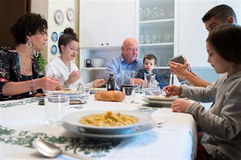 famiglia italiana a tavola
