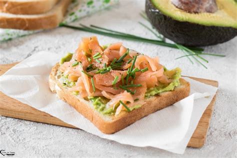 Avocado toast con salmone affumicato