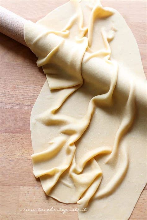 Sfoglia di pasta fresca tagliata con la chitarra