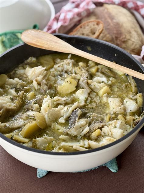 carciofi e patate che cuociono in una casseruola su un fornello