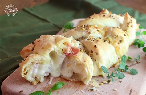 Prosciutto cotto e formaggio filante all'interno di una treccia di pasta sfoglia
