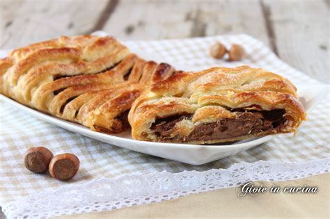 Treccia di pasta sfoglia dolce con cioccolato fuso