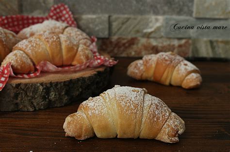 Sfogliatura dell'impasto per cornetti