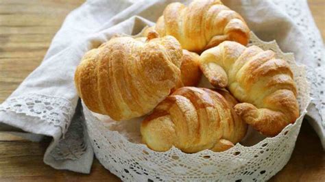 Cornetti crudi pronti per la lievitazione