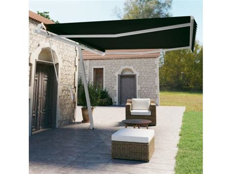 Immagine di una tenda da sole retrattile aperta su una terrazza.
