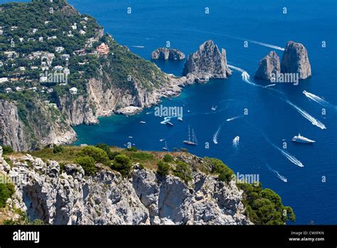 Vista panoramica dell'isola di Capri con i Faraglioni