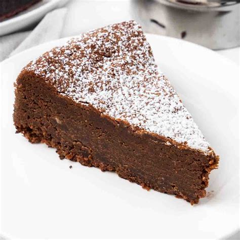 Primo piano di una fetta di Torta Caprese con cuore umido