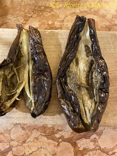 Melanzane intere e tagliate a metà