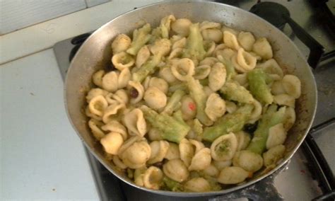 Padella con ingredienti per il ripieno