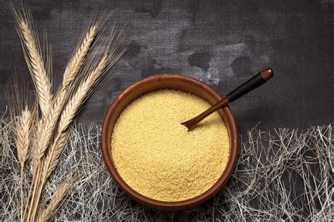 Infografica che confronta le proprietà nutrizionali del semolino e della semola