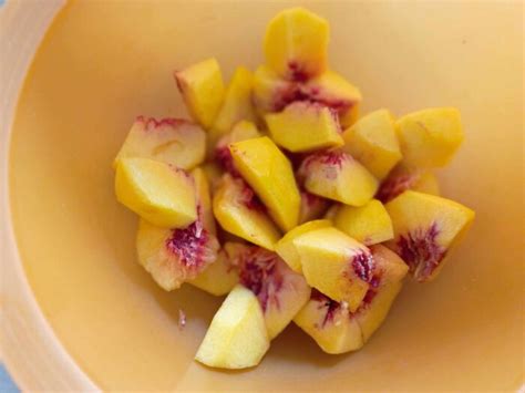 pesche tagliate a pezzi in un freezer