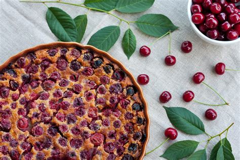 Montaggio fotografico di diverse preparazioni culinarie a base di ciliegie