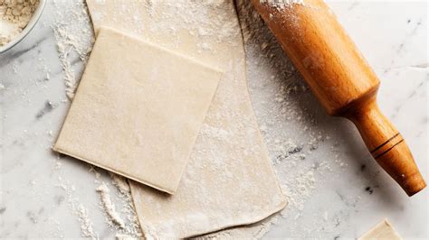 Immagine di pasta sfoglia fatta in casa in fase di preparazione