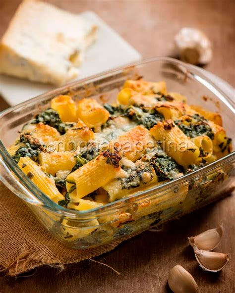Teglia di pasta gratinata agli spinaci fumante