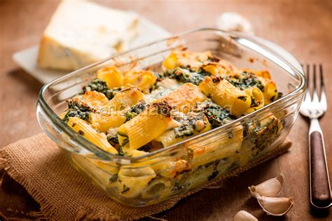 Ingredienti per la pasta gratinata agli spinaci disposti ordinatamente