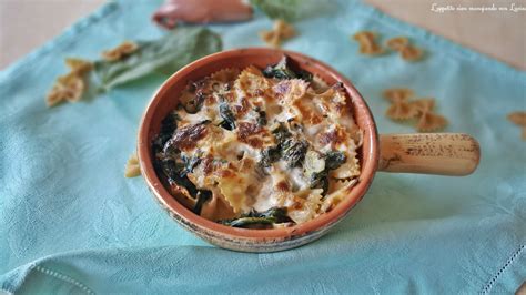 Dettaglio di farfalle integrali gratinate con spinaci