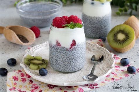 Semi di chia neri e bianchi sparsi su una superficie