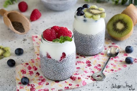 Un bicchiere con strati di chia pudding, frutta fresca e granola