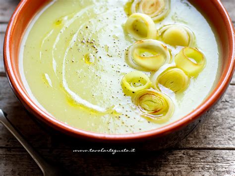 Immagine di una crema di porri liscia e vellutata in una ciotola
