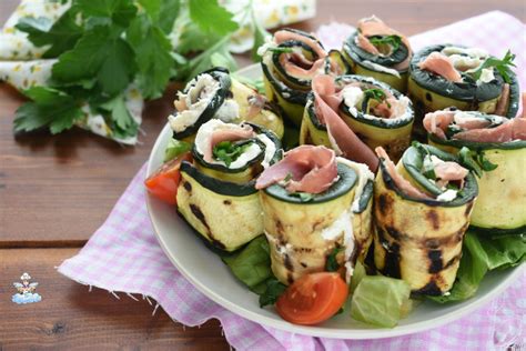 Involtini di zucchine vegani con ripieno mediterraneo