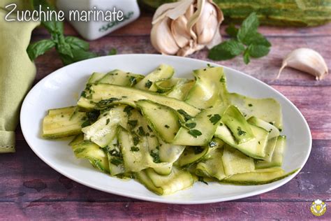 Carpaccio di zucchine con salsa al basilico e pinoli