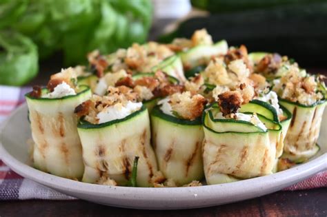 Rotolini di zucchine vegani con hummus e peperoni
