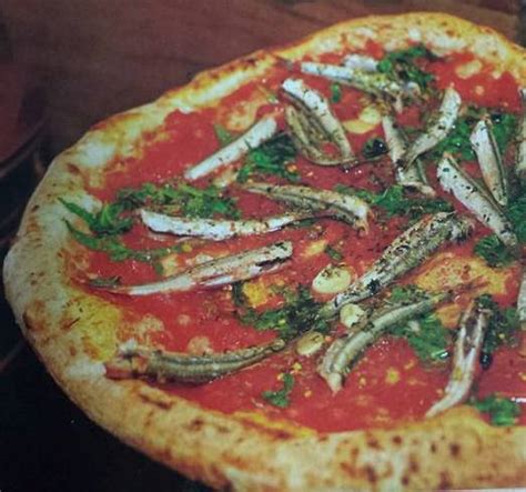 immagini di ingredienti freschi per la pizza: pomodori, alici, basilico