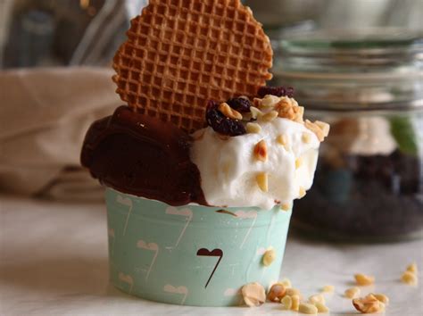 Immagine di una coppetta di gelato artigianale con vari gusti