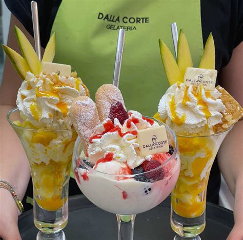 Personale sorridente e cordiale che serve gelato ai clienti