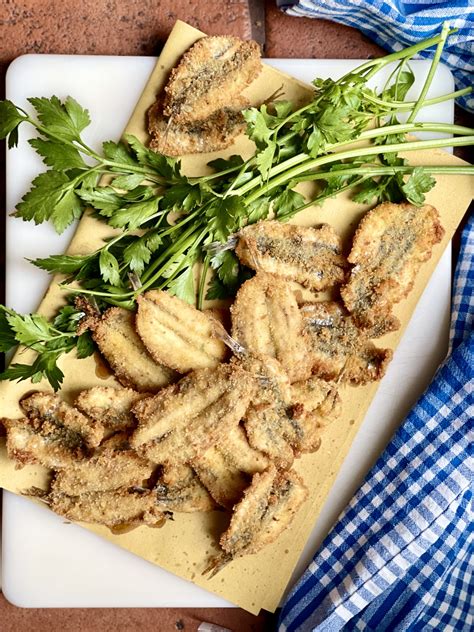 Acciughe impanate in sacchetto ermetico sotto acqua fredda