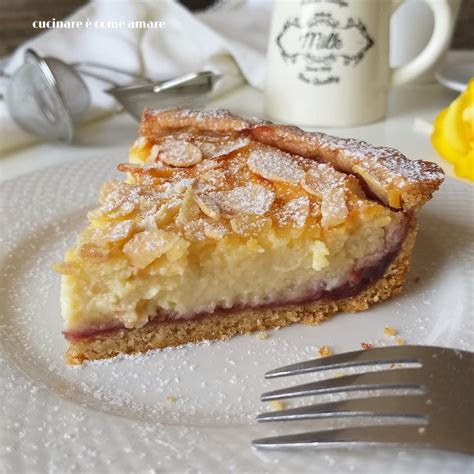 Una fetta di torta Bakewell con ricotta e marmellata