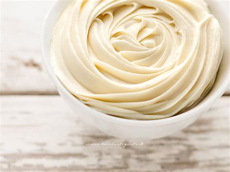 Preparazione crema al cioccolato bianco