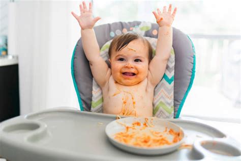 Bambino che mangia una pappa colorata