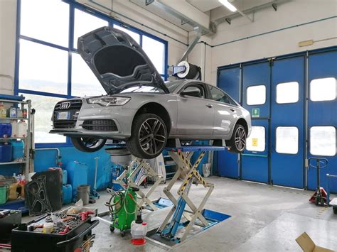 Officina meccanica con auto sollevata su un ponte