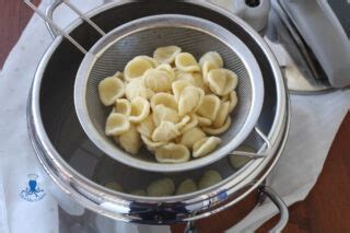 Ingredienti per la pasta nella pentola prima della cottura con Magic Cooker