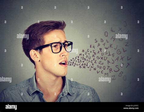 uomo che parla con calma e dignità