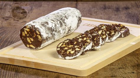 Salame di cioccolato affettato con zucchero a velo