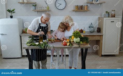 Nonna che insegna a cucinare al nipote