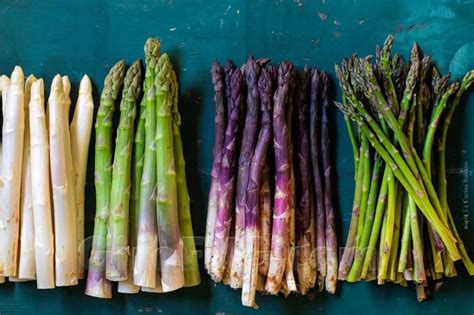 Asparagi verdi sbollentati e disposti artisticamente