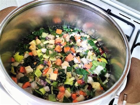 pentola con minestrone che cuoce