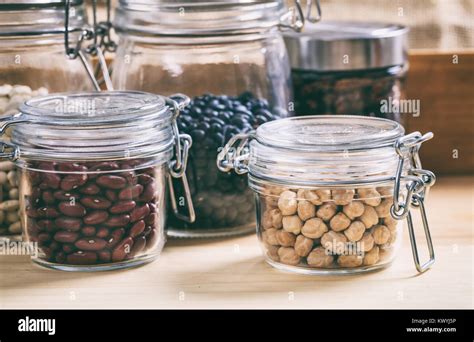 vaso di vetro con fagioli e verdure