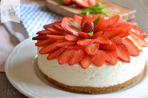 decorazione di cheesecake con fragole fresche