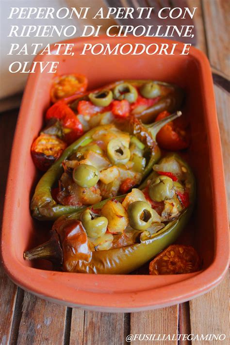 Ingredienti freschi per il ripieno dei peperoni: pomodori, olive, capperi, erbe aromatiche