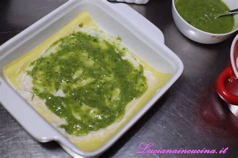 Immagine di una pirofila con lasagne in fase di assemblaggio