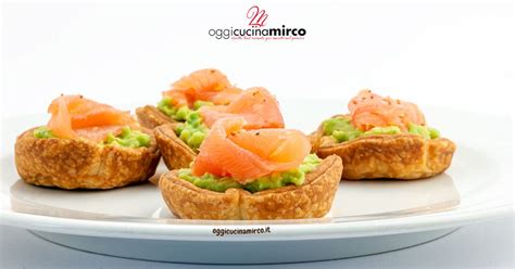 Quadrati di pasta sfoglia farciti con crema di avocado e salmone