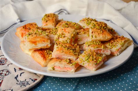 Stelline di pasta sfoglia farcite con formaggio e salmone