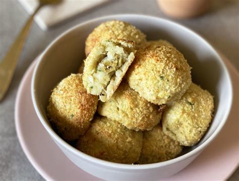 Ingredienti per le polpette di stoccafisso e patate disposti su un tagliere