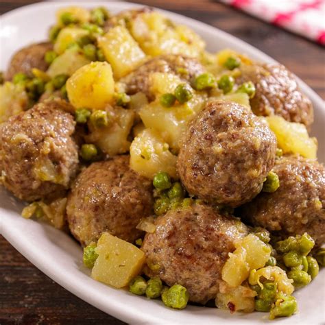 Piatto di polpette di stoccafisso e patate dorate, servite con una spolverata di prezzemolo fresco
