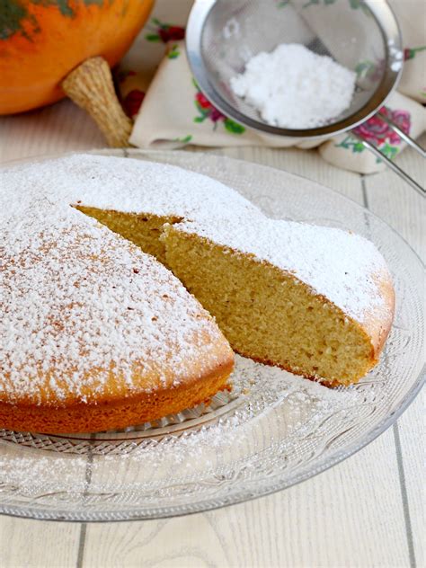 Ingredienti per la torta alla zucca disposti sul piano di lavoro